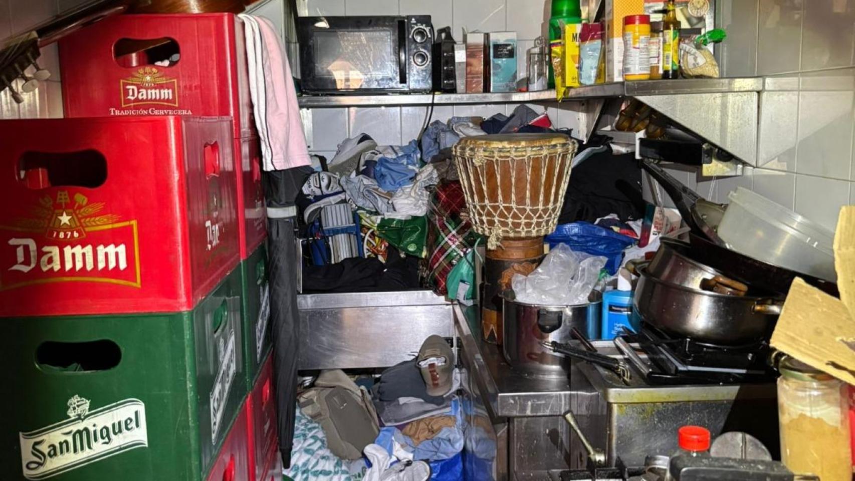 Clausurado un bar en L'Hospitalet tras hallarse armas, drogas y graves irregularidades