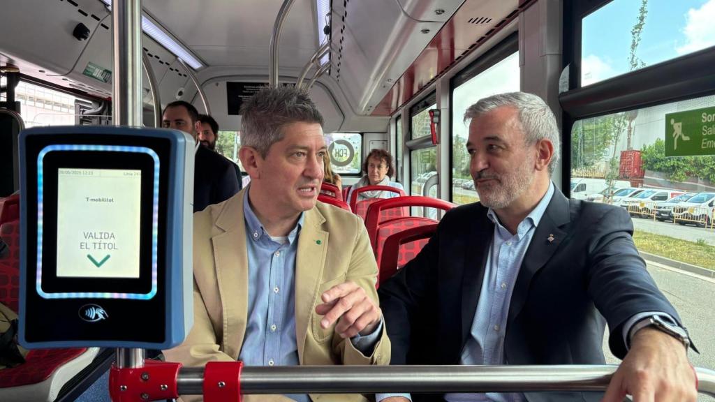 El alcalde de L'Hospitalet de Llobregat (Barcelona), David Quirós, y el de Barcelona, Jaume Collboni, presentan la nueva línea de autobús X3