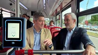 El alcalde de L'Hospitalet de Llobregat (Barcelona), David Quirós, y el de Barcelona, Jaume Collboni, presentan la nueva línea de autobús X3