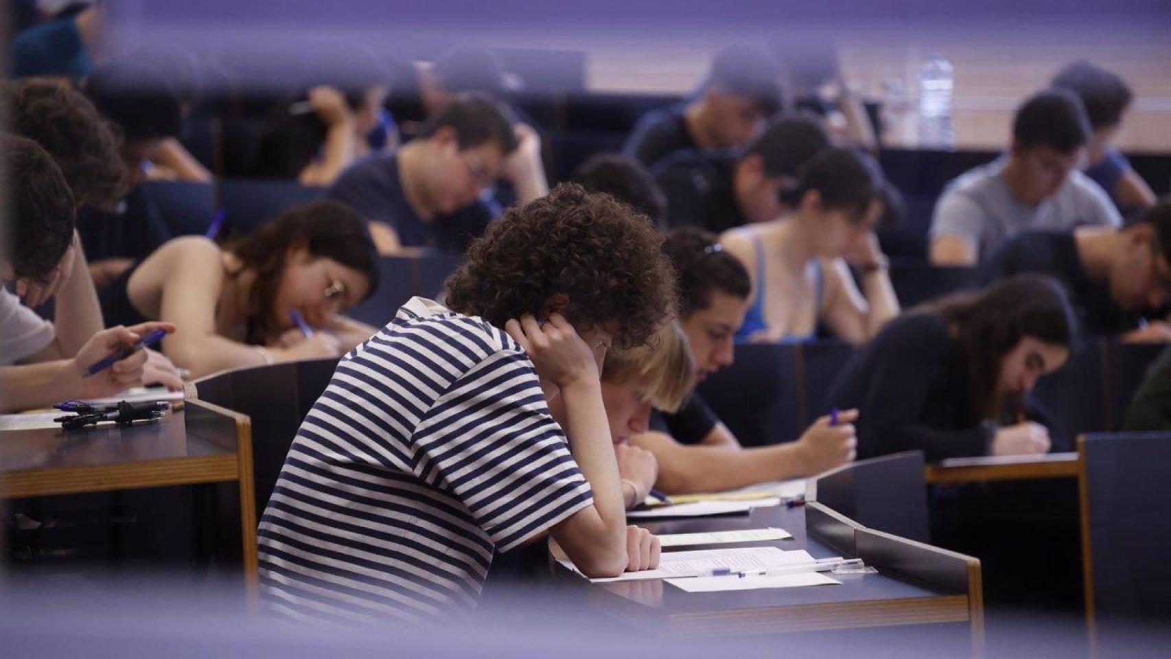 Estudiantes en Selectividad, que esperan obtener la nota de corte necesaria para hacer la carrera que quieren