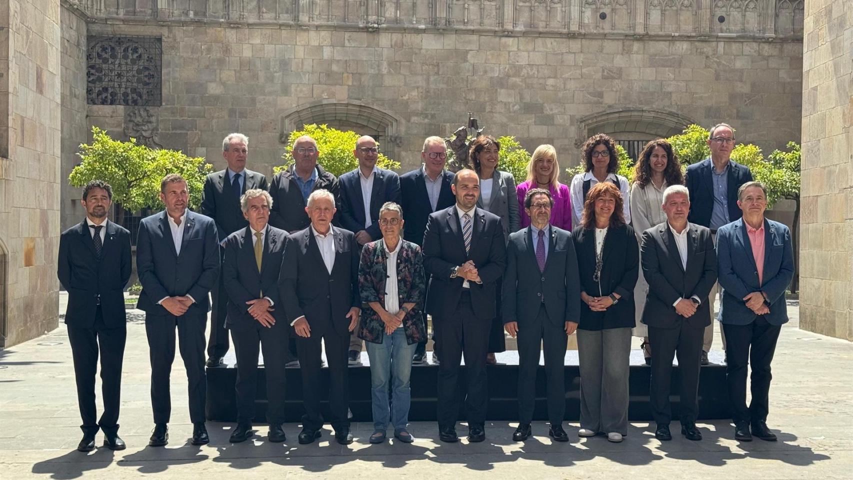 El conseller Albert Dalmau, en el centro; junto a la consellera Olga Pané; la primera teniente de alcalde Laia Bonet; el rector de la UB, Joan Guàrdia; y el director general del Clínic, Josep Maria Campistol, este lunes tras la reunión