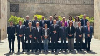 El conseller Albert Dalmau, en el centro; junto a la consellera Olga Pané; la primera teniente de alcalde Laia Bonet; el rector de la UB, Joan Guàrdia; y el director general del Clínic, Josep Maria Campistol, este lunes tras la reunión