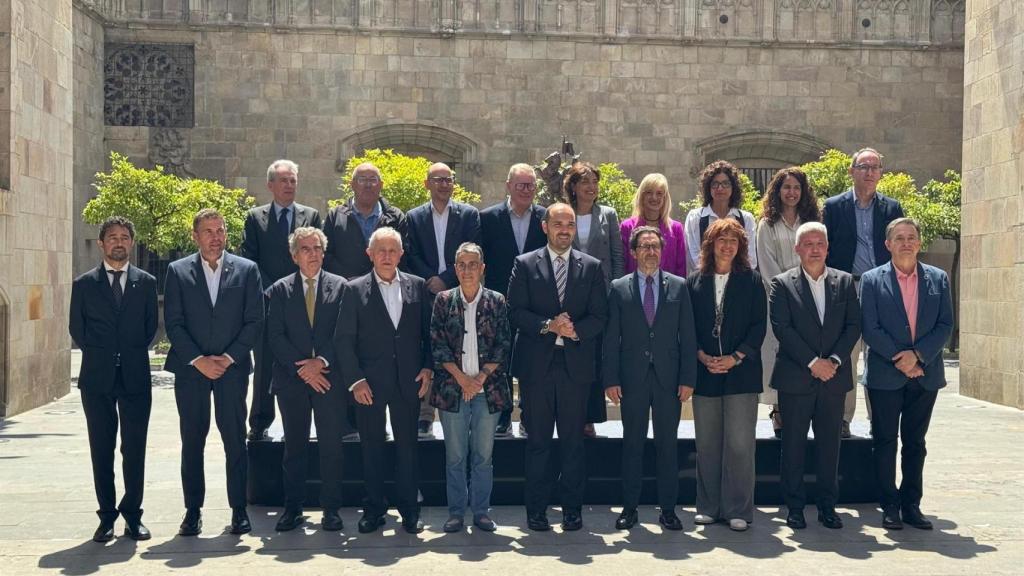 El conseller Albert Dalmau, en el centro; junto a la consellera Olga Pané; la primera teniente de alcalde Laia Bonet; el rector de la UB, Joan Guàrdia; y el director general del Clínic, Josep Maria Campistol, este lunes tras la reunión