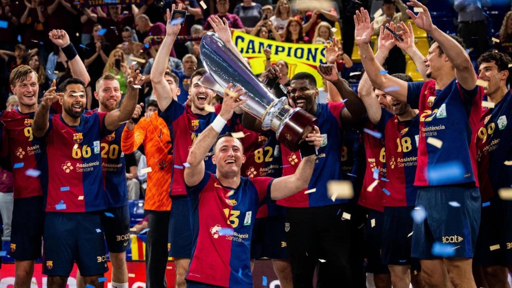 Los jugadores del Barça de balonmano levantan la Liga Asobal 2024-25 en el Palau Blaugrana