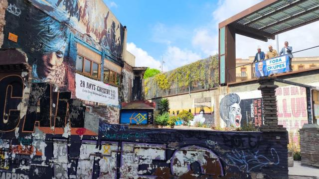 El líder del PP en el Ayuntamiento de Barcelona, Daniel Sirera, frente al edificio okupado de Can Vies