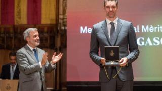 Collboni entrega a Pau Gasol al medalla