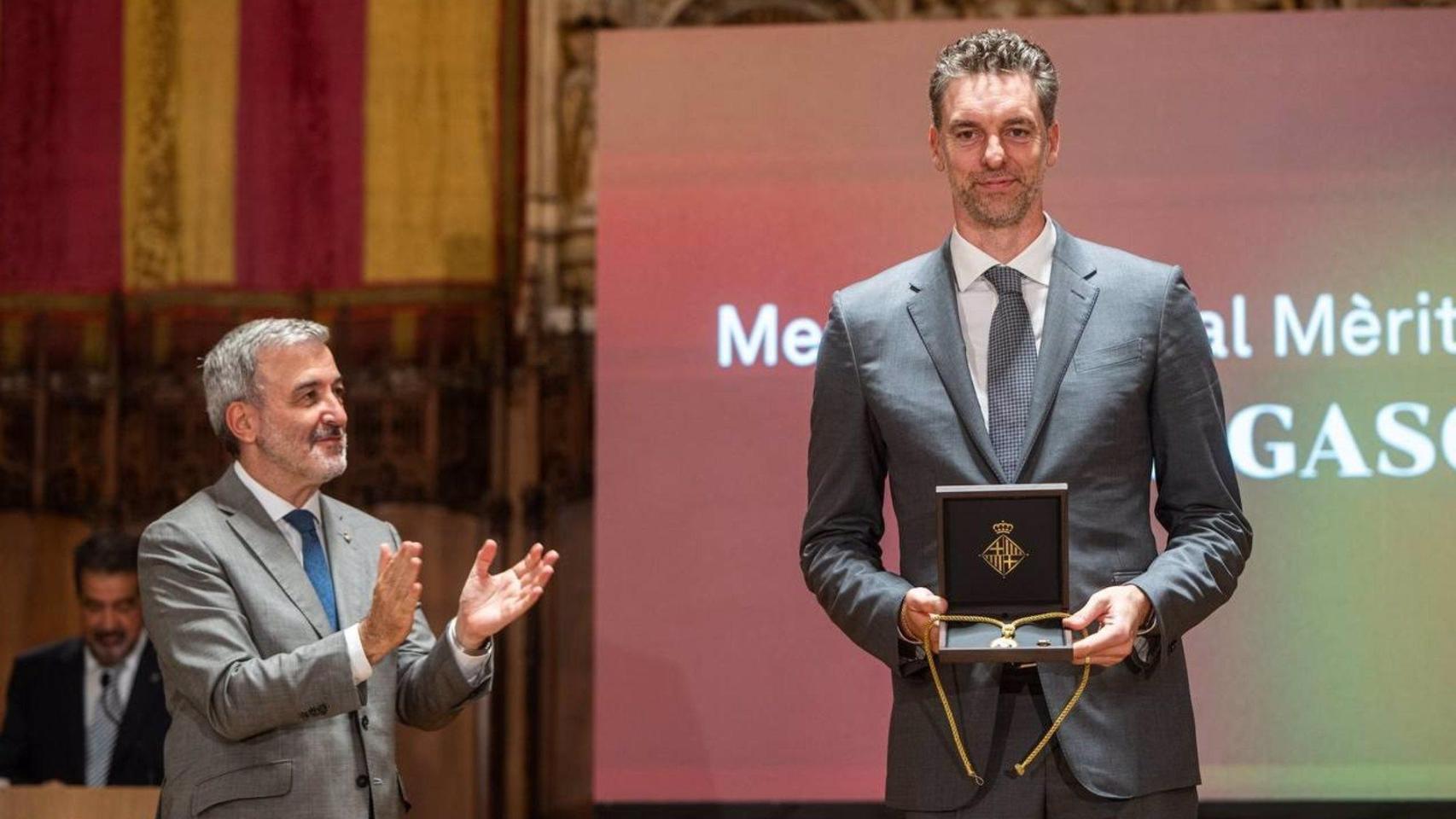 Collboni entrega a Pau Gasol al medalla