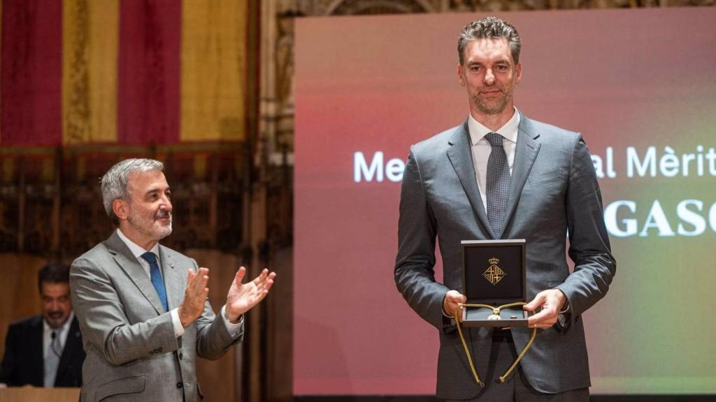 Collboni entrega a Pau Gasol al medalla