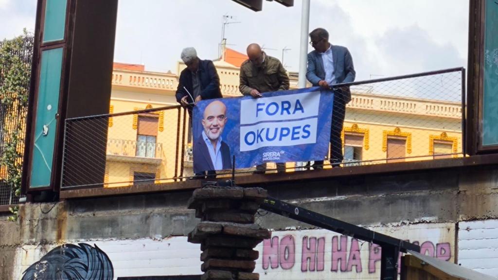 El líder del PP en el Ayuntamiento de Barcelona, Daniel Sirera, frente al edificio okupado de Can Vies