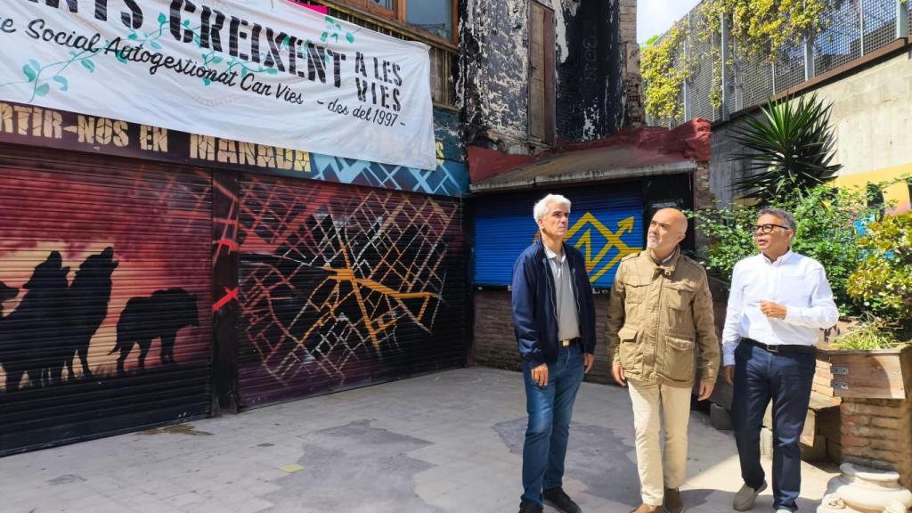 El líder del PP en el Ayuntamiento de Barcelona, Daniel Sirera, frente al edificio okupado de Can Vies