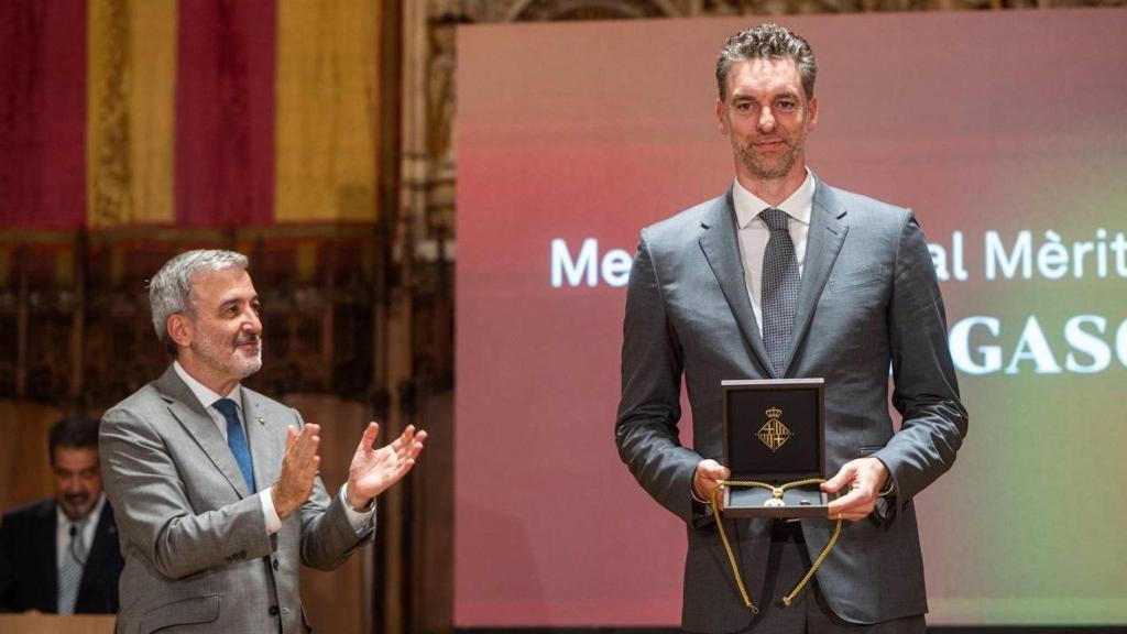 Collboni entrega a Pau Gasol al medalla