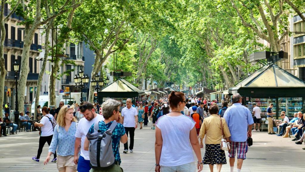 Transeuntes por las Ramblas de Barcelona