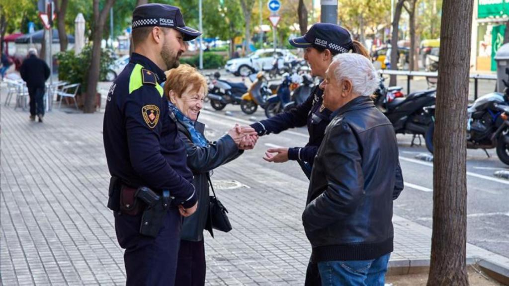 Imagen de archivo de unos agentes de la Guardia Urbana de Barcelona con personas mayores