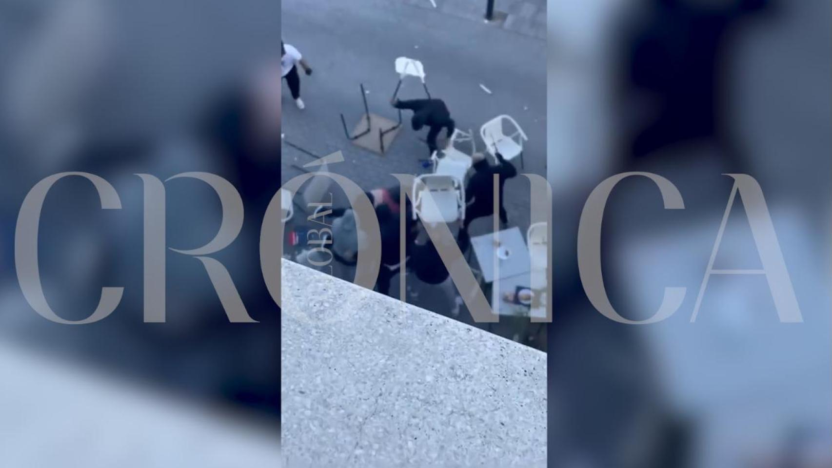 Frame del momento de la agresión en una cafetería de Castelldefels