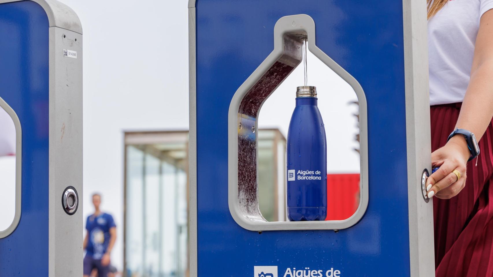 Aigües de Barcelona instaló fuentes de agua en la última edición de la Copa América de vela para reducir los residuos plásticos.