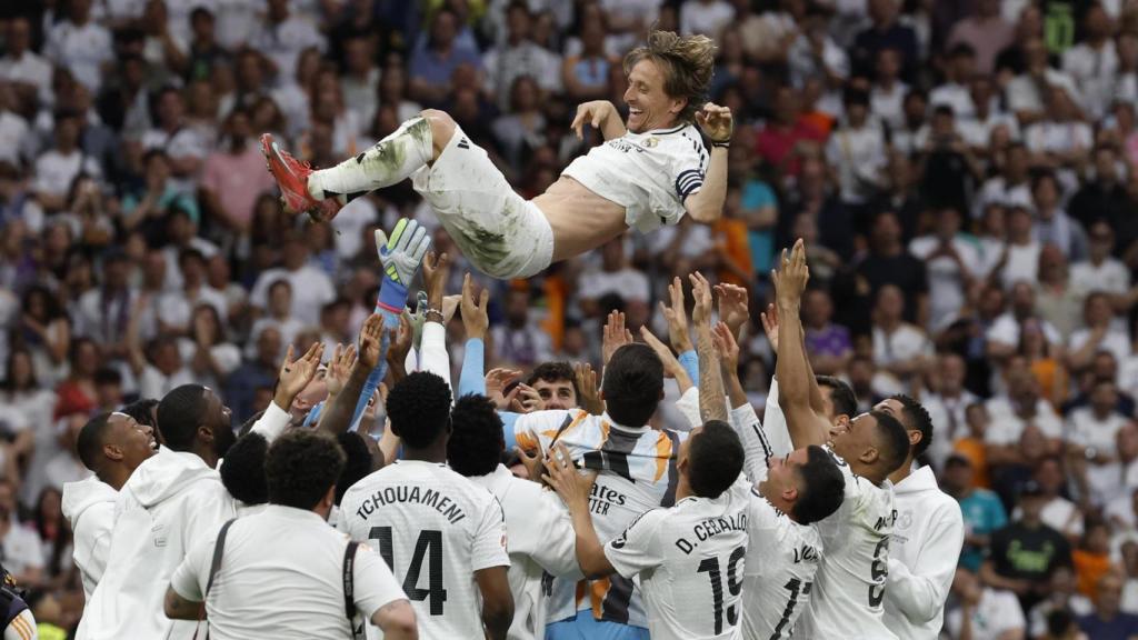 Luka Modric, manteado por toda la plantilla del Real Madrid (salvo los lesionados, que no eran pocos)