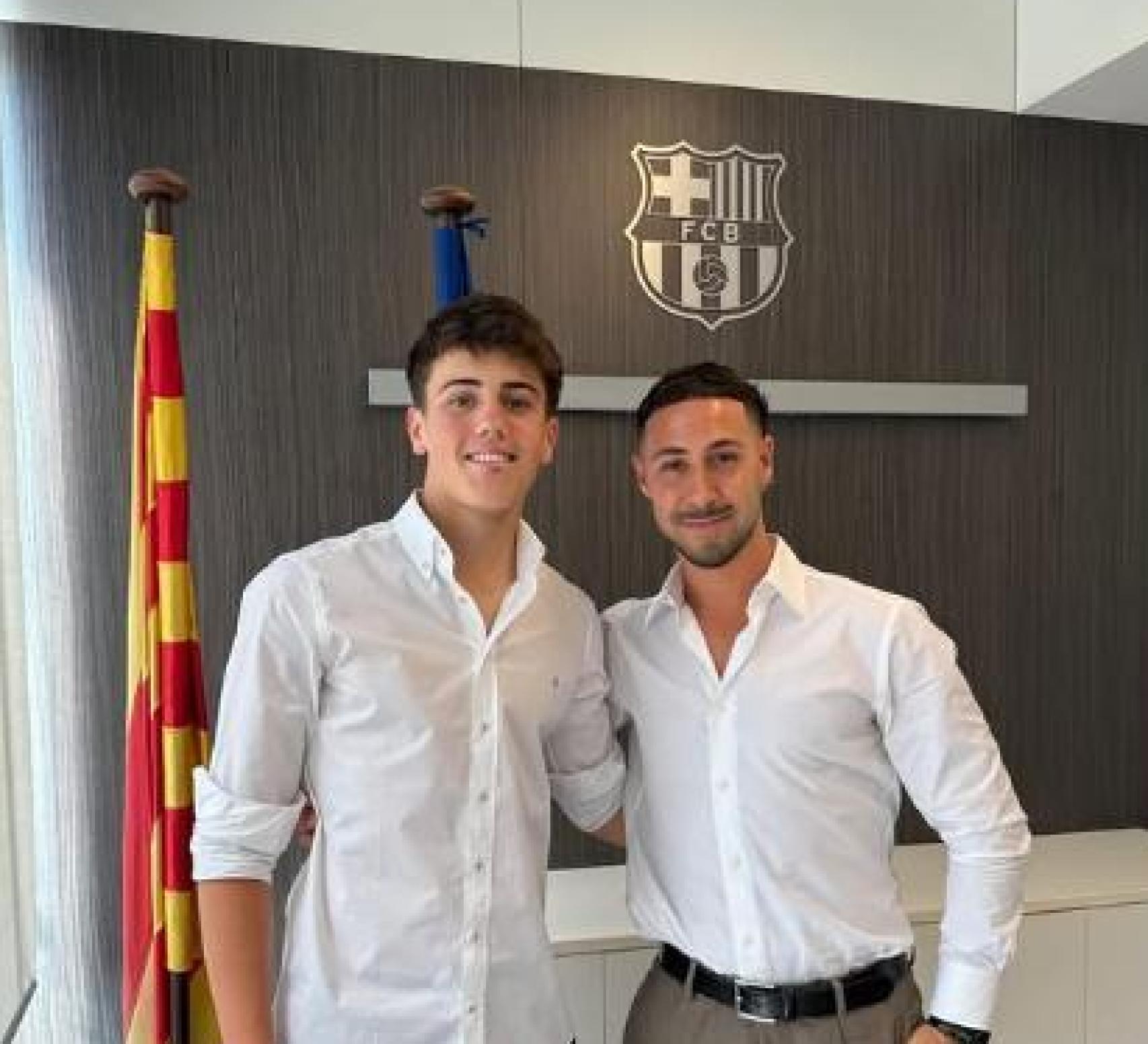 Roberto Tomás Castell y Alexander Zahavi, su representante, firman la renovación con el Barça