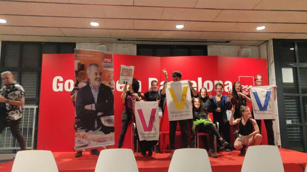 Membres del col·lectiu 'prokupa' Som Barri a l'interior de la seu del partit