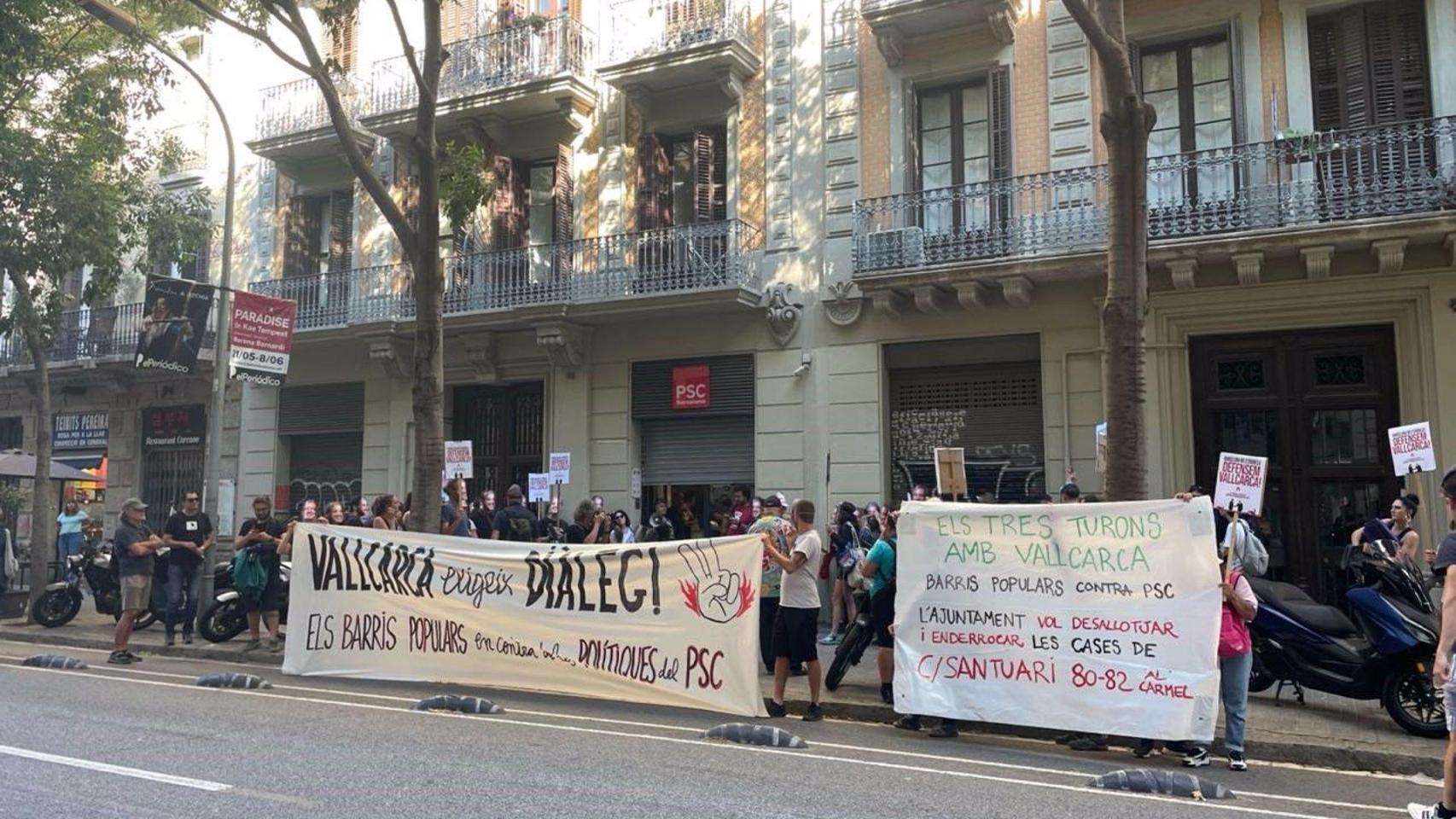 Un colectivo 'prokupa' de Vallcarca se concentra ante la sede del PSC en Barcelona