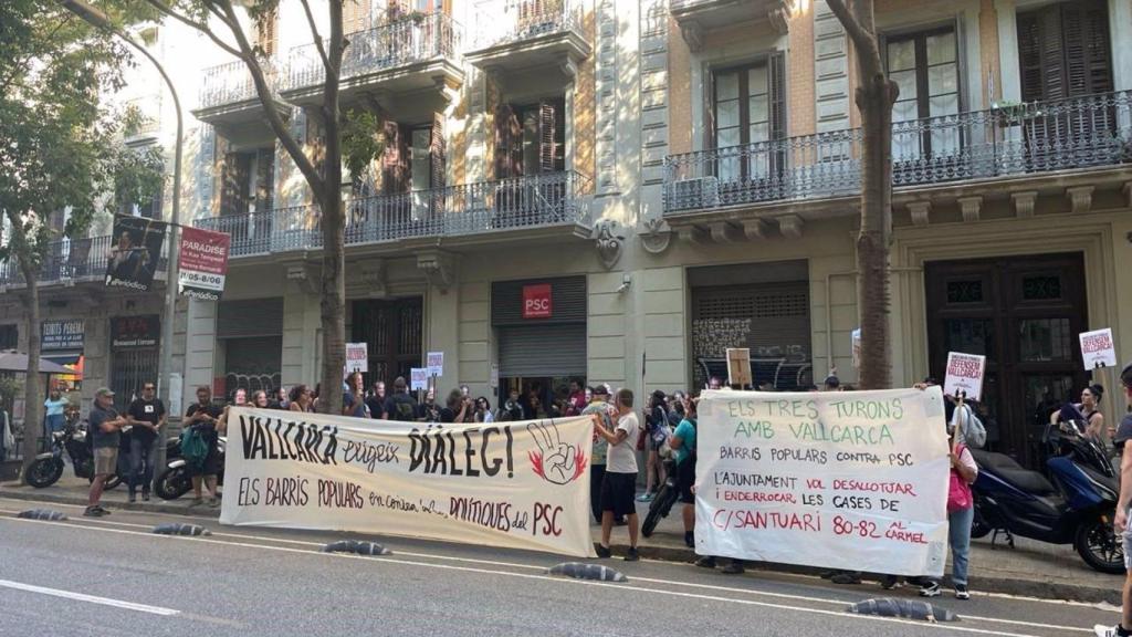 Un colectivo 'prokupa' de Vallcarca se concentra ante la sede del PSC en Barcelona