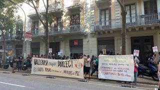 Un colectivo 'prokupa' de Vallcarca se concentra ante la sede del PSC en Barcelona