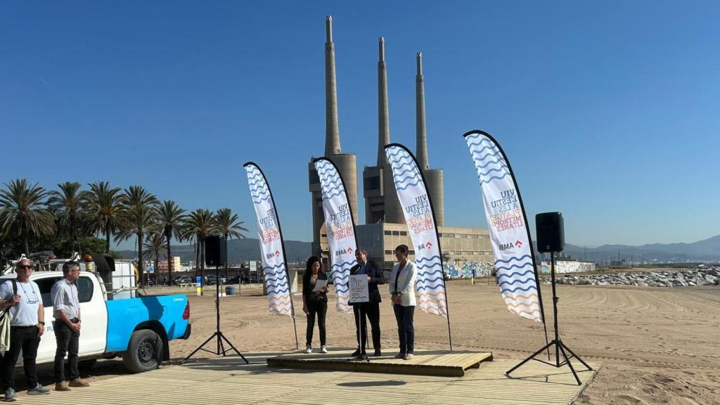Ramon Torra, gerent de l'Àrea Metropolitana de Barcelona (AMB) i Filo Cañete, alcaldessa de Sant Adrià del Besòs, presenten la temporada de platges metropolitanes