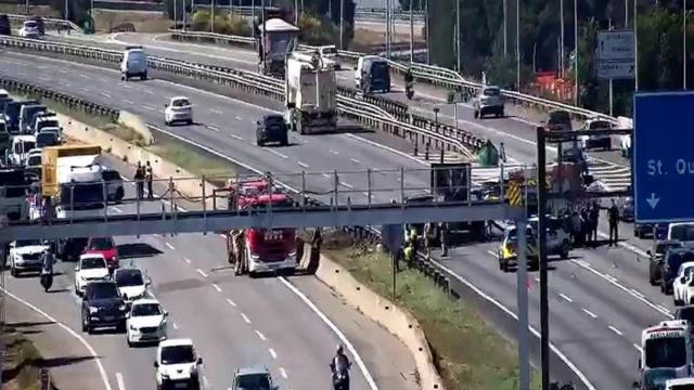 Un camión incendiado obliga a cortar la C-58 en Sant Quirze del Vallès en dirección Terrassa