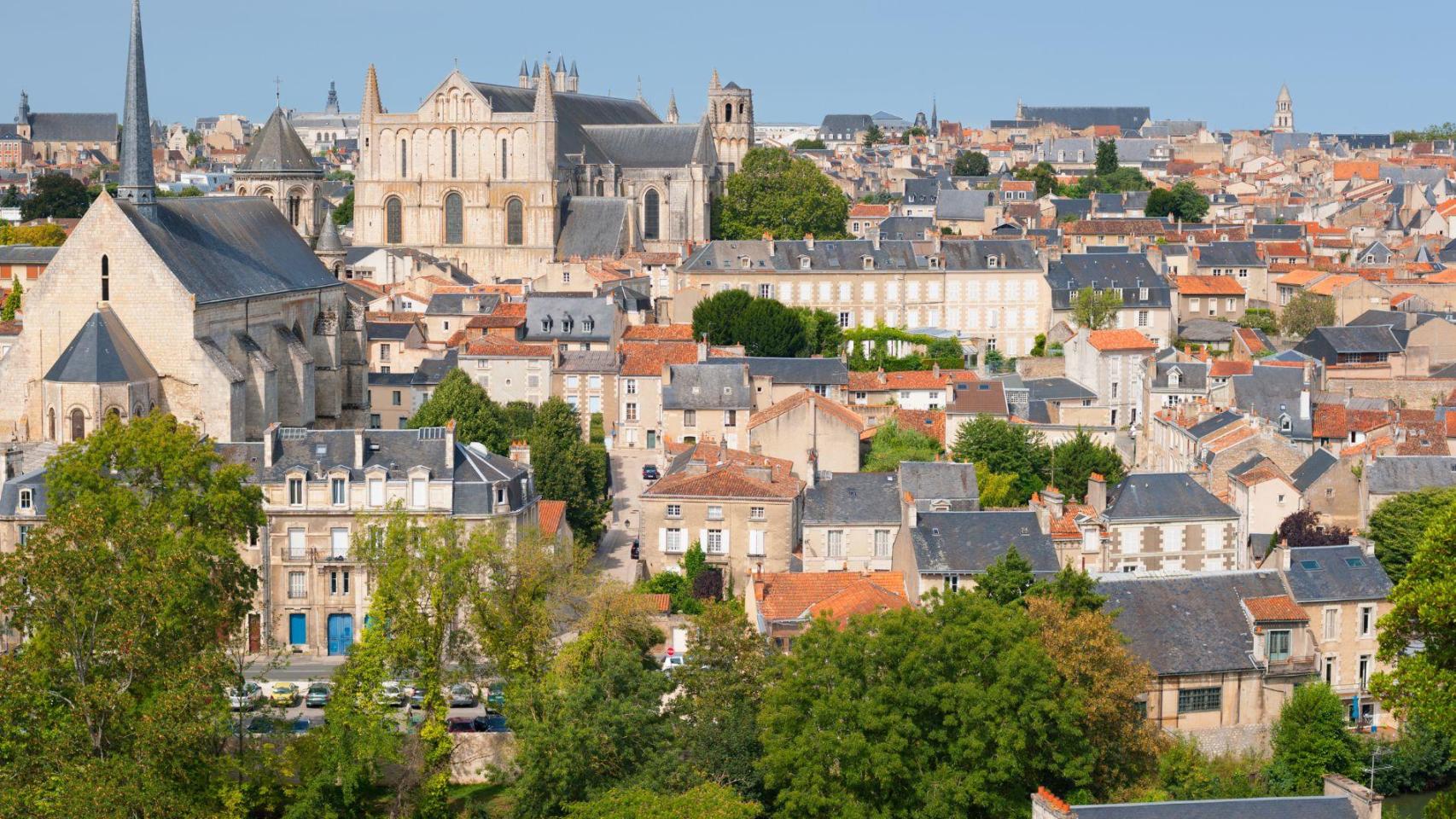 La ciudad de Francia a la que solo puedes volar desde Barcelona si vives en España, Poitiers
