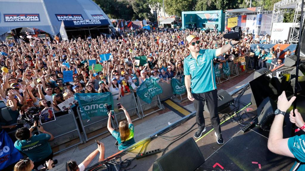 Fernando Alonso con los aficionados en el Fan Village