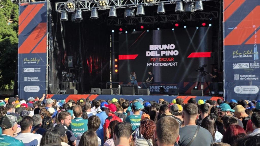 Aficionados esperando la salida de Alonso y Sainz en el Fan Village de Barcelona