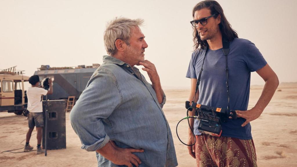 Oliver Laxe con Sergi López en el desierto