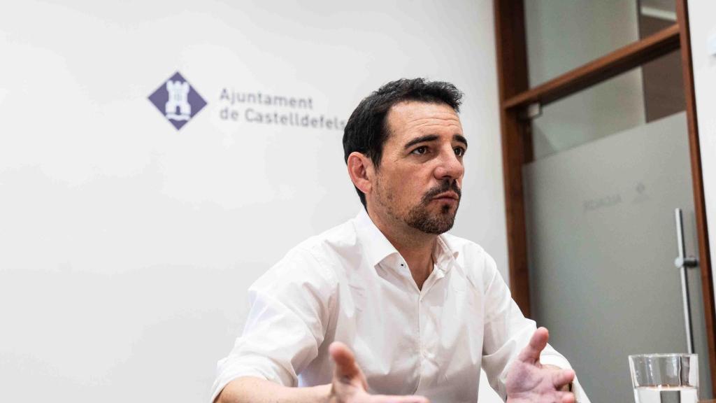 Manu Reyes, alcalde de Castelldefels, en una entrevista con Metrópoli