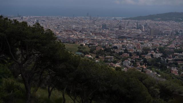 Vistas de la ciudad desde el Parc Natural de la Serra de Collserola, a 14 de mayo de 2025, en Barcelona, Catalunya (España)