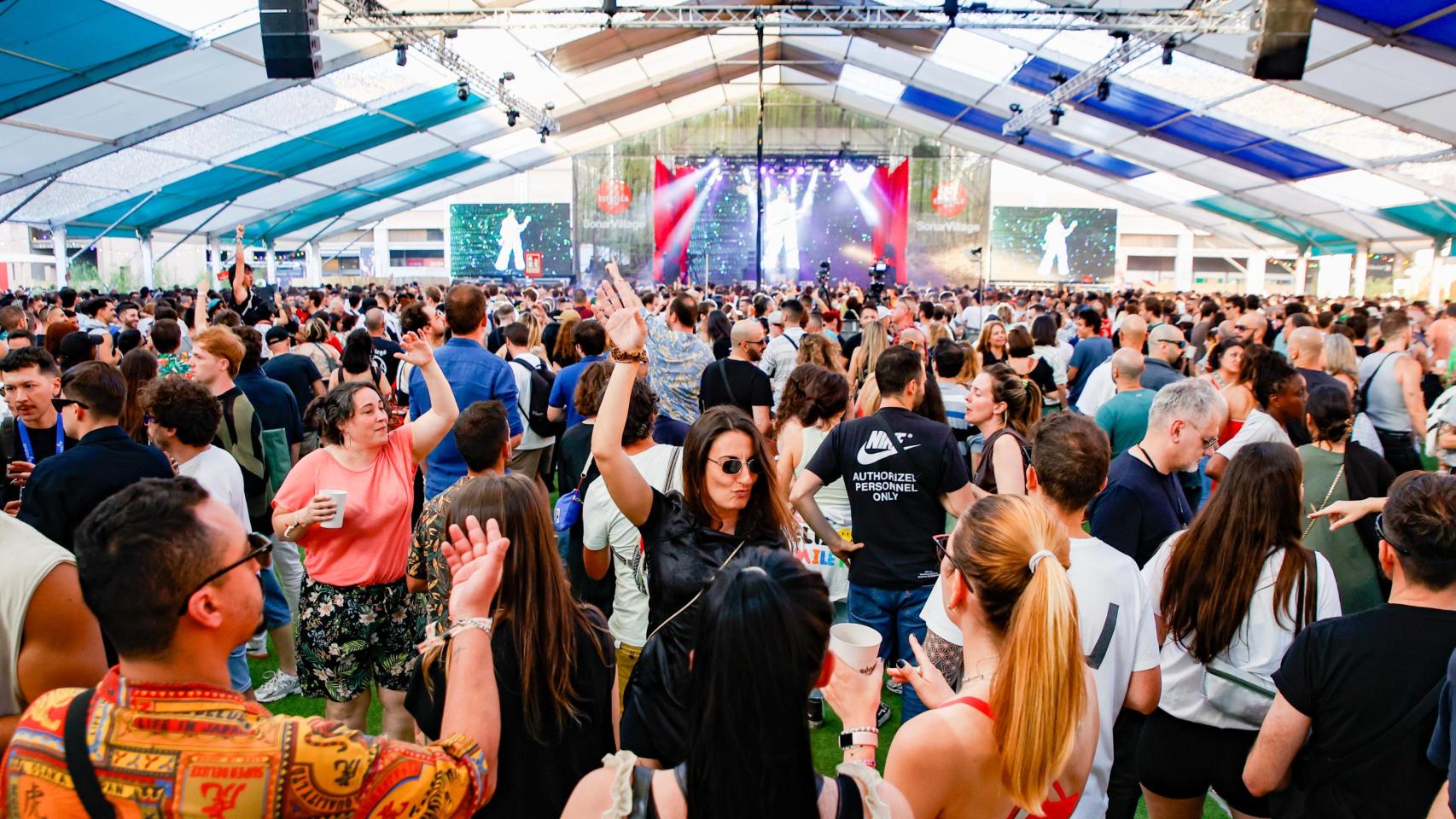 Decenas de personas durante el primer día del Festival Sónar, en la Fira de Barcelona, el 13 de junio de 2024