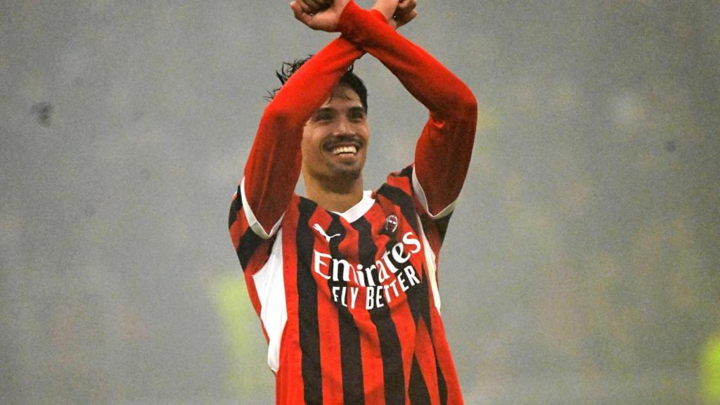 Tijjani Reijnders celebra un gol con el Milan