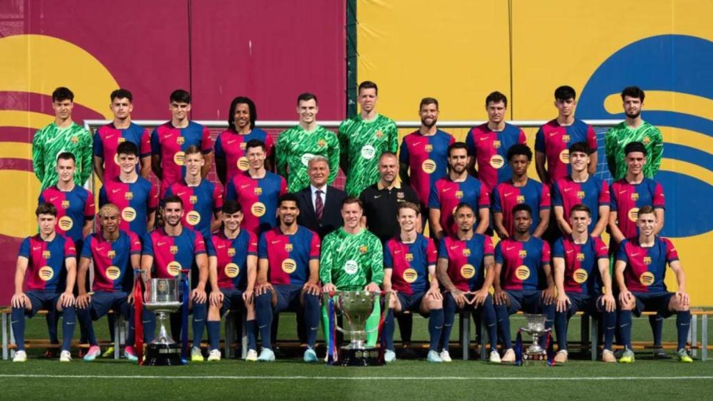 La foto oficial del Barça 2024-25, con los 29 jugadores de la primera plantilla, el entrenador Hansi Flick y el presidente Joan Laporta