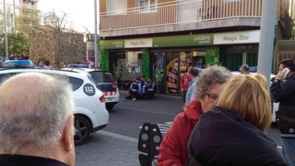Gent congregada al voltant de la xerrada de Santa Coloma el 2016