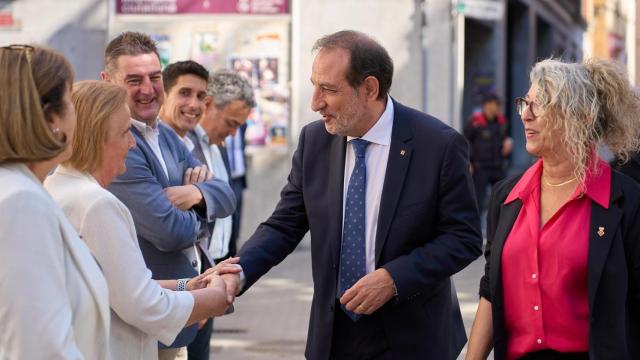 El conseller de Justícia, Ramon Espadaler, junto con la alcaldesa de Sant Feliu de Llobregat, Lourdes Borell, y varios concejales