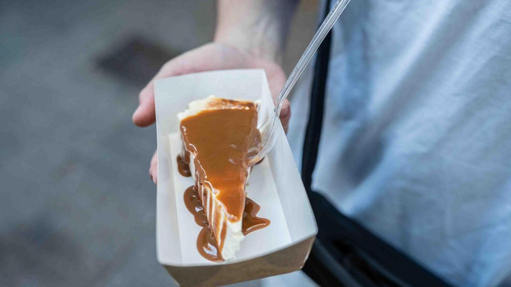 Una ració de tarta de formatge amb topping de '99Cheesecake'
