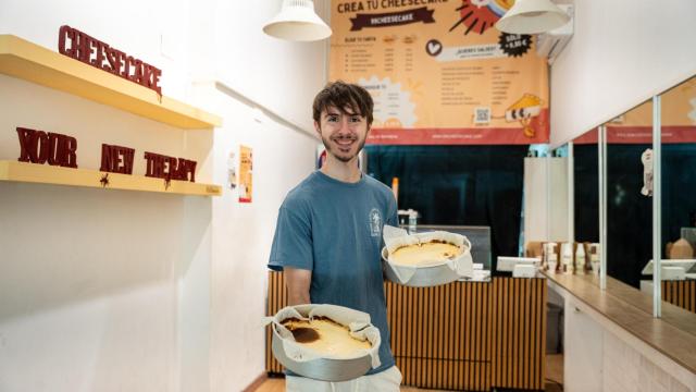 Roger Bettosini,  CEO de 99cheesecake en la tienda de calle Aribau en Barcelona