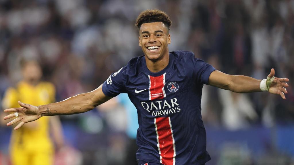 Désiré Doué celebra su primer gol en la final de la Champions