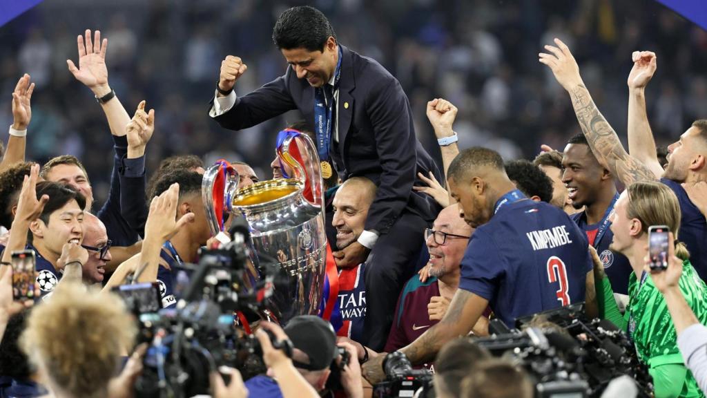 Nasser Al-Khelaifi, manteado por jugadores y 'staff' del PSG tras ganar la Champions