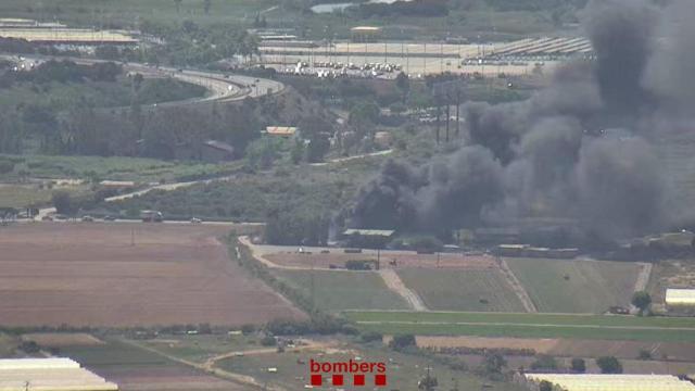 Incendio en el entorno de un almacén de Viladecans