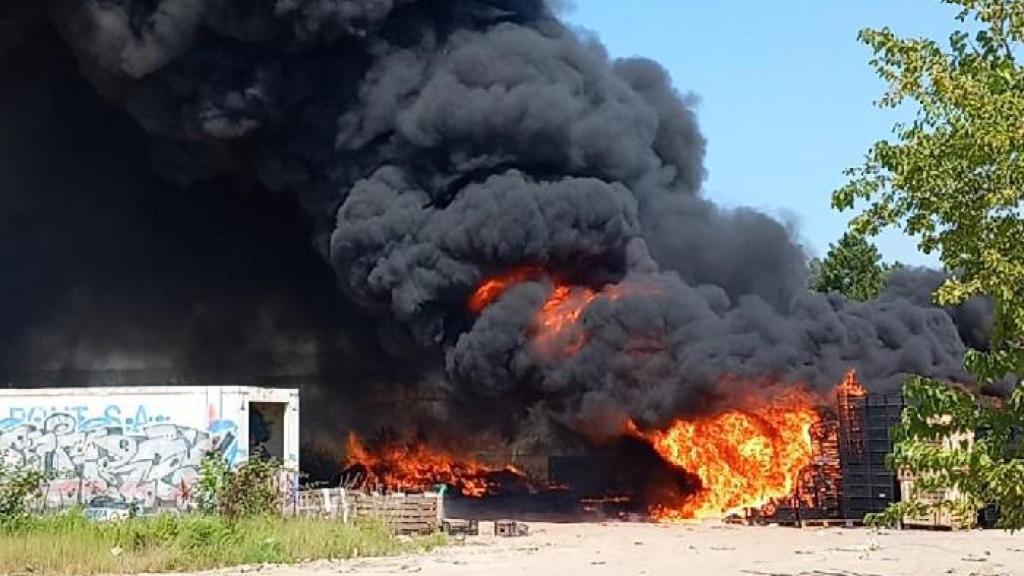 Materiales ardiendo en Viladecans