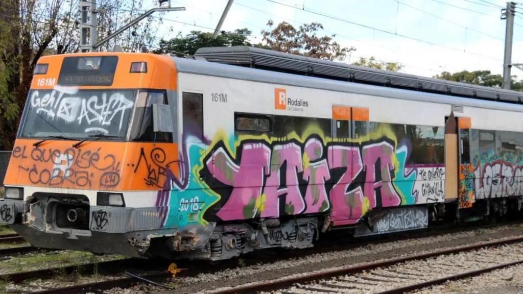 Trenes de Renfe grafiteados