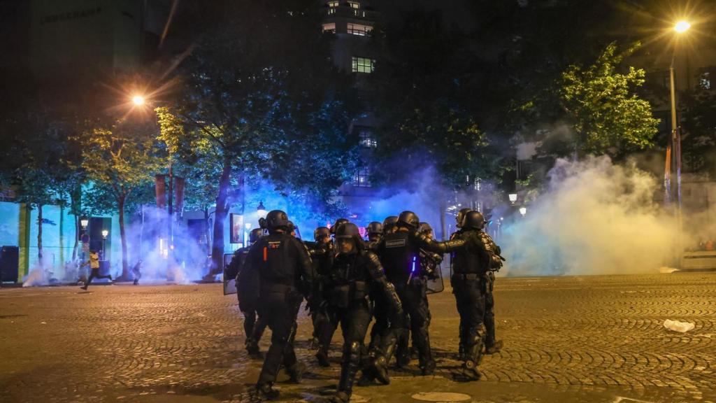 Policías francesas cuidan del orden público en París