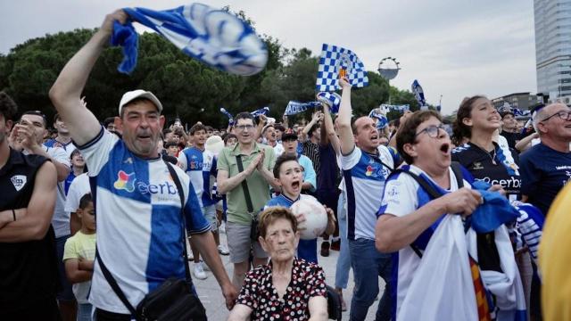 Aficionados del CE Sabadell celebran el ascenso del equipo