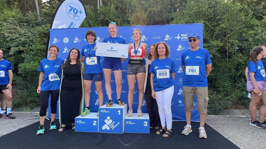 Podio femenino de la carrera, con Mireia Urrutia como ganadora