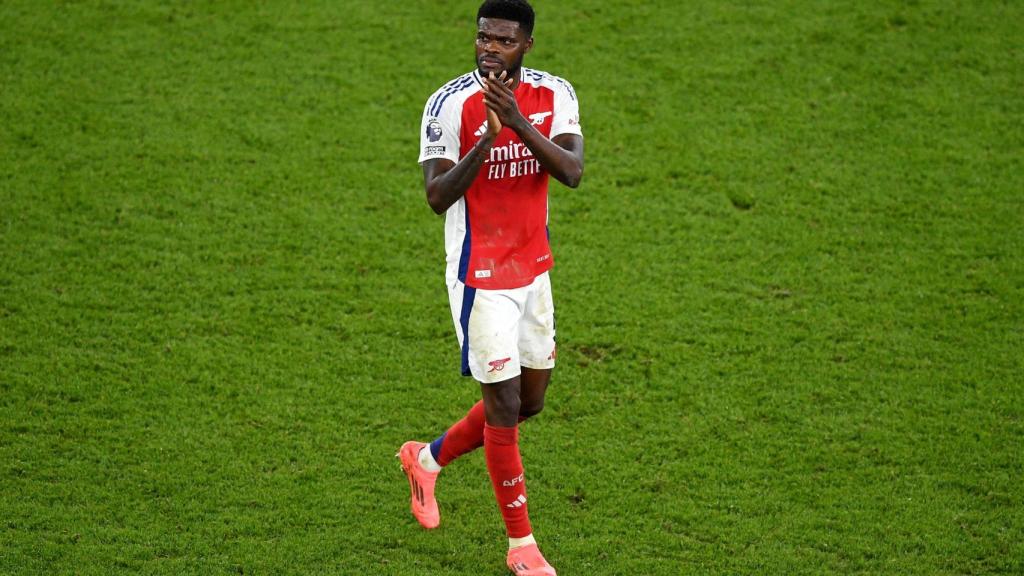 Thomas Partey, jugador del Arsenal, aplaude mientras abandona el césped