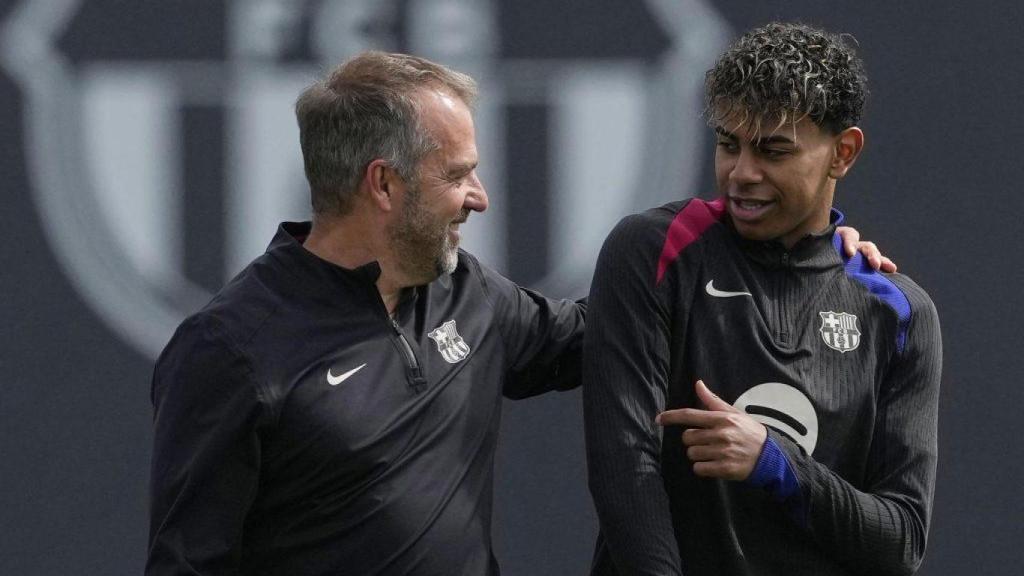 Hansi Flick y Lamine Yamal en un entrenamiento del Barça